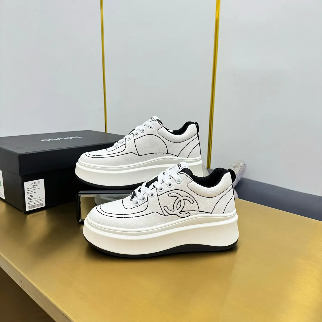👟👟Ex-factory price 600👟👟 Upgraded version, upgraded version, upgraded version! No rebuttal accepted! ! ! ! Chanel Chanel panda shoes! 2025 counter's top casual sports shoes. This classic design; the upper is electro-embroidered with a variety of techniques; the outsole is fashionable and sporty; the unusual inclusion of a variety of color matching elements... The diversified mix and match is very good-looking and versatile, and can be used for leisure, fashion, sports, and outdoor... ꫛꫀꪝ Go➫ Materials: ❶Upper made of: original imported first-layer silk cowhide + original waterproof cloth + original first-layer cowhide ❷Inner lining: Original Yangli+Net ❸Outsole based on: Original TPU combination outsole Counter boutique packaging complete set for women 35–41 👉 👉